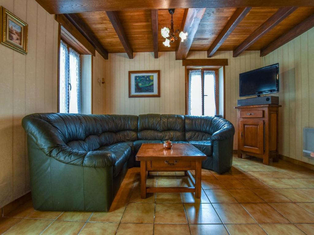 - un salon avec un canapé en cuir et une table basse dans l'établissement House near Gouffre de Padirac, France, cleaning included, à Padirac
