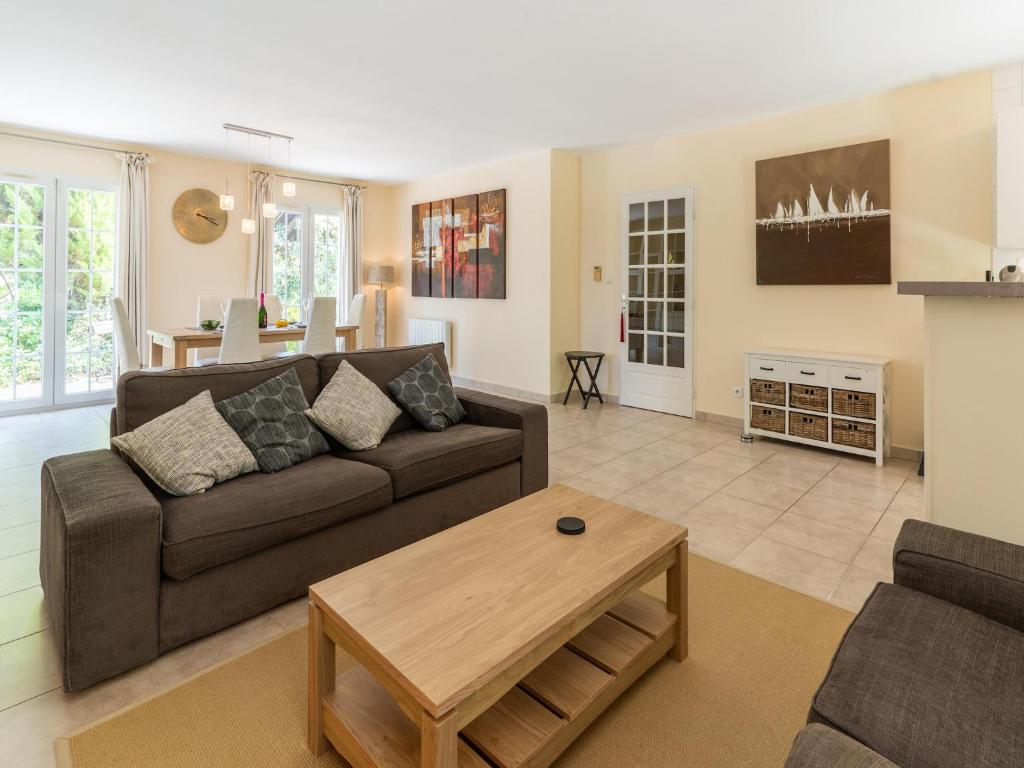 un salon avec un canapé et une table basse dans l'établissement Villa in Limoux near Pyrenees Ski Slopes, cleaning included, à Limoux