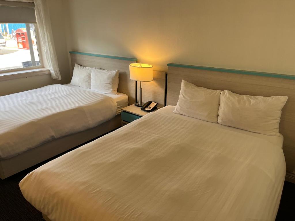 Postel nebo postele na pokoji v ubytování Revelstoke Lodge