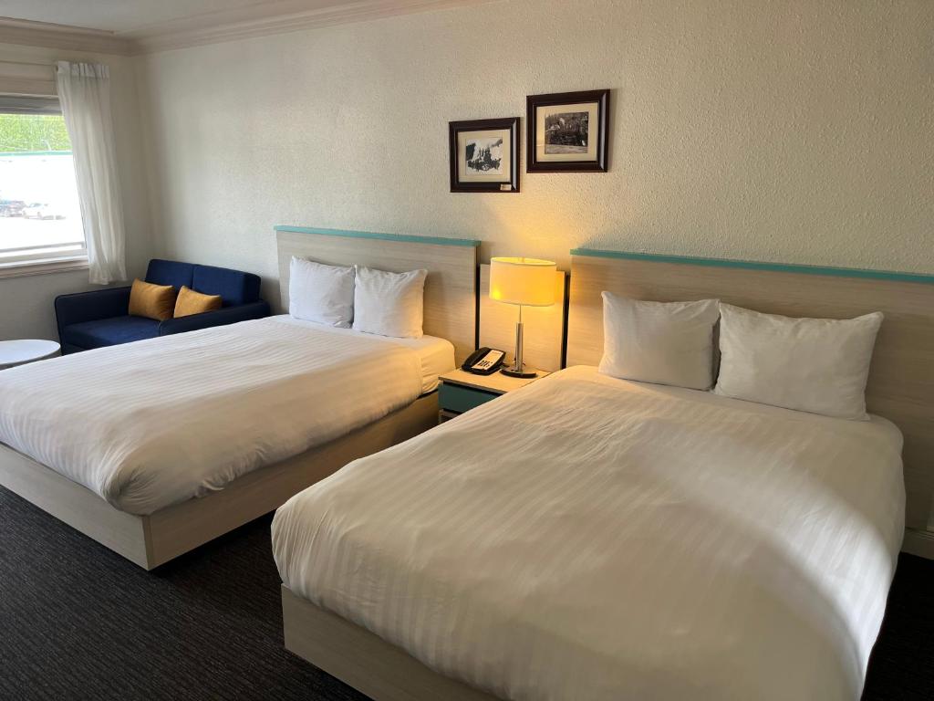 Postel nebo postele na pokoji v ubytování Revelstoke Lodge