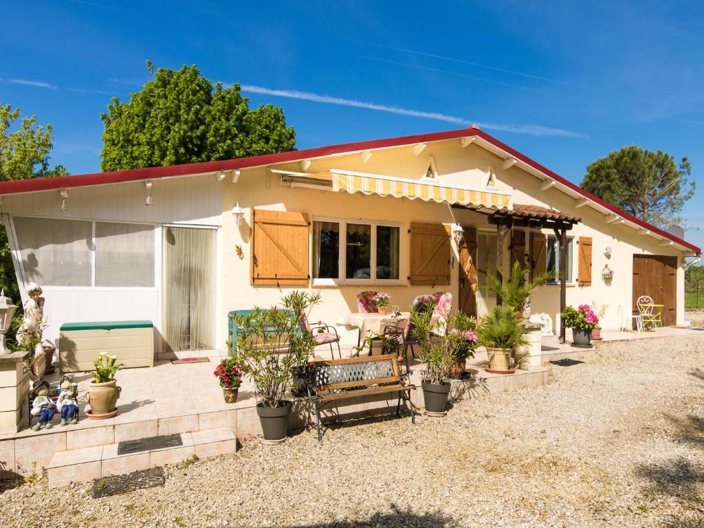 une petite maison avec des plantes devant elle dans l'établissement Bungalow near Dordogne with Pool and BBQ, cleaning included, à Nadaillac-de-Rouge