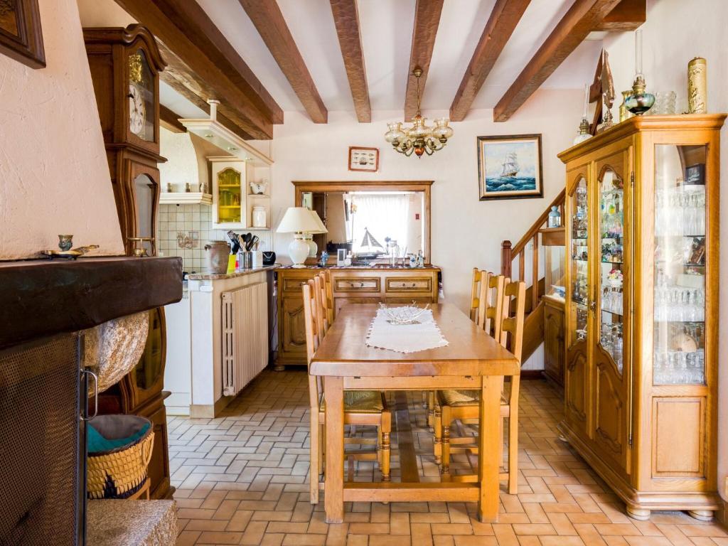 - une cuisine avec une table en bois dans une chambre dans l'établissement Holiday Home Pénestin near Beach, cleaning included, à Pénestin