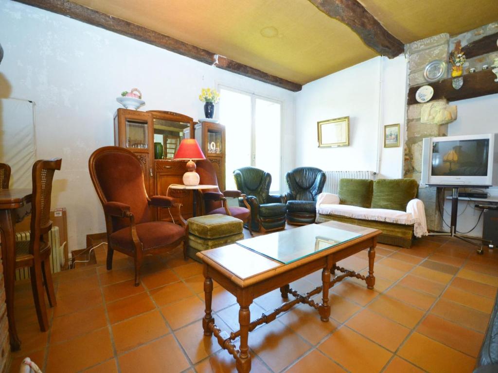 - un salon avec des chaises et une table basse dans l'établissement Holiday Home in Alixan with Pool & Vercors Views, cleaning included, à Alixan