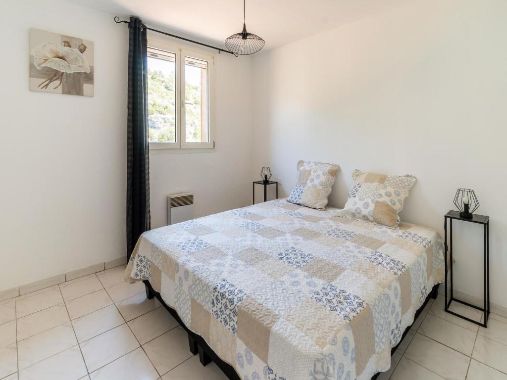 une chambre avec un lit et une fenêtre dans l'établissement Holiday Home near Minerve with Terrace, cleaning included, à Minerve