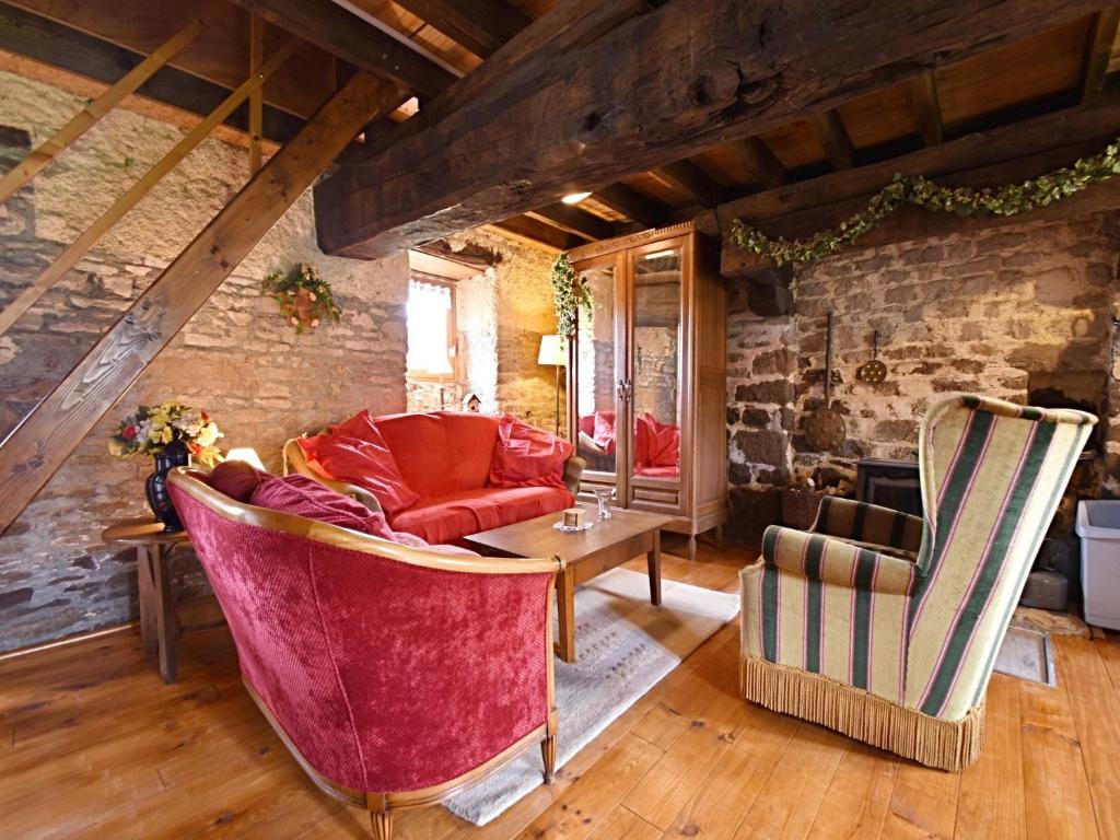 - un salon avec un canapé et des fauteuils rouges dans l'établissement Holiday Home Normandy near the Sea, cleaning included, à Gouvets