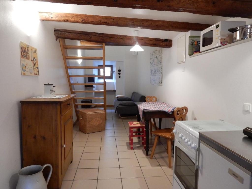 Il comprend une cuisine et un salon avec un escalier en colimaçon. dans l'établissement Apartment in Riquewihr near Vineyards, cleaning included, à Riquewihr