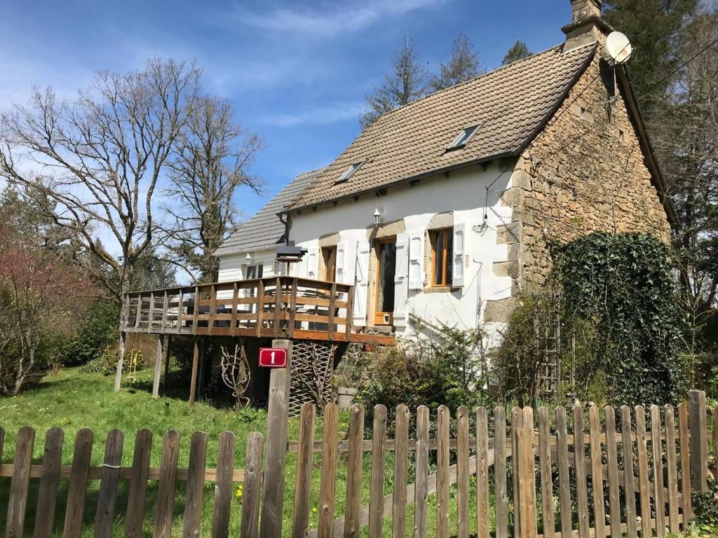 Holiday Home in Auriac with Private Pool, cleaning included