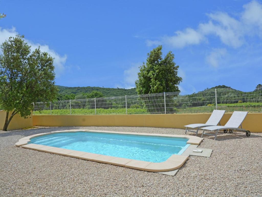 une piscine avec deux chaises longues à côté dans l'établissement Villa in St Laurent with Pool & Views, cleaning included, à Saint-Michel-d'Euzet