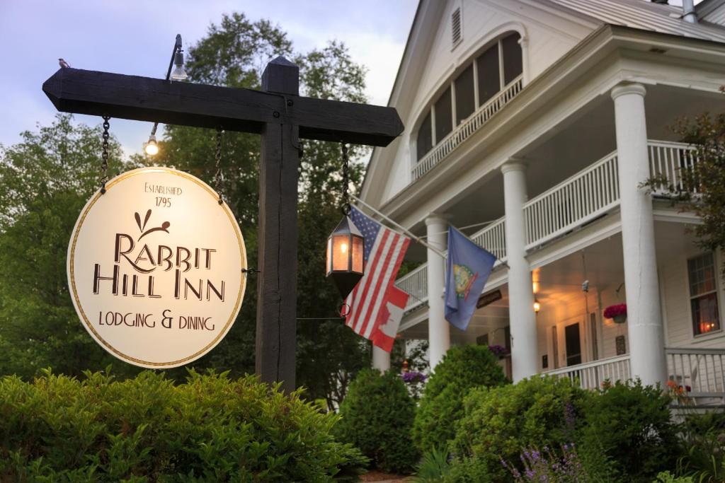 una señal para un restaurante frente a un edificio en Rabbit Hill Inn, en Lower Waterford