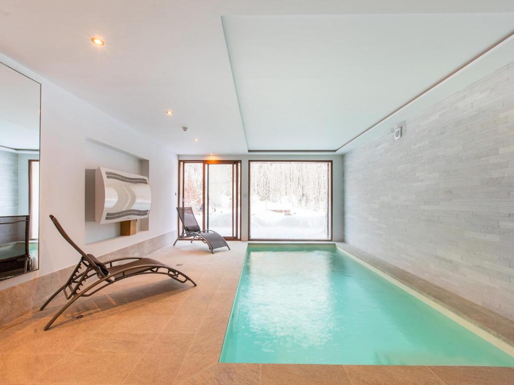 ein Pool in einem Haus in der Unterkunft Alpine Chalet with Spa and pets, cleaning included in Champagny-en-Vanoise