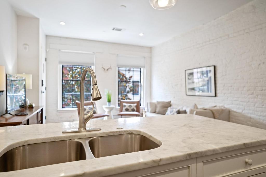 Charming Cbd 4br On Gravier Near Jazz & Dining的休息区
