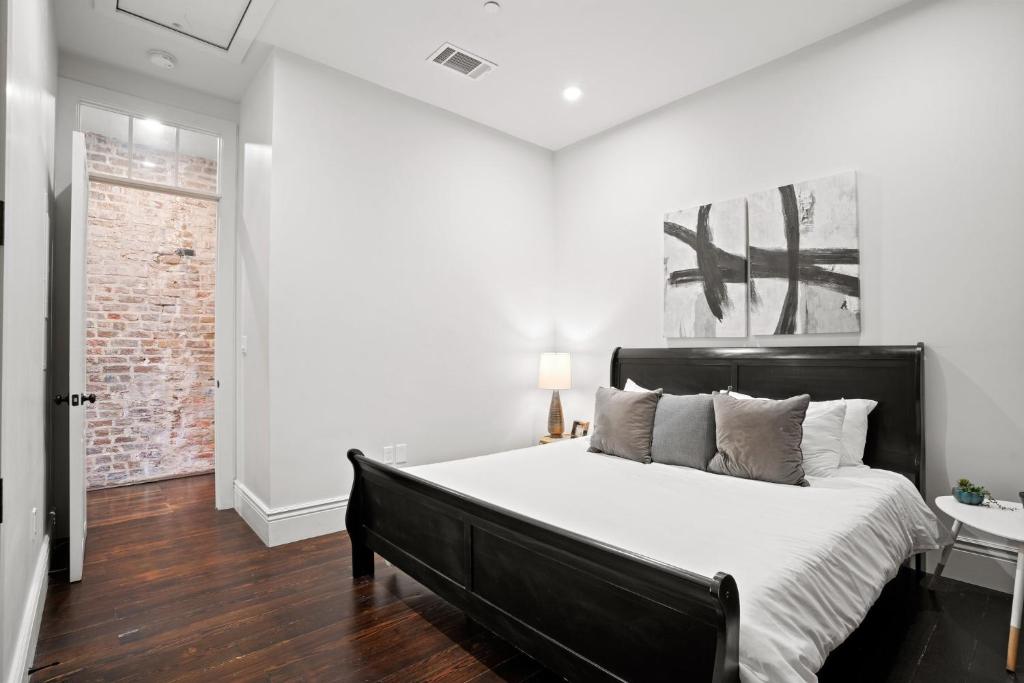 Charming Cbd 4br On Gravier Near Jazz & Dining客房内的一张或多张床位