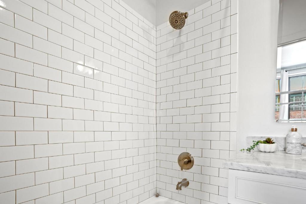 Charming Cbd 4br On Gravier Near Jazz & Dining的一间浴室