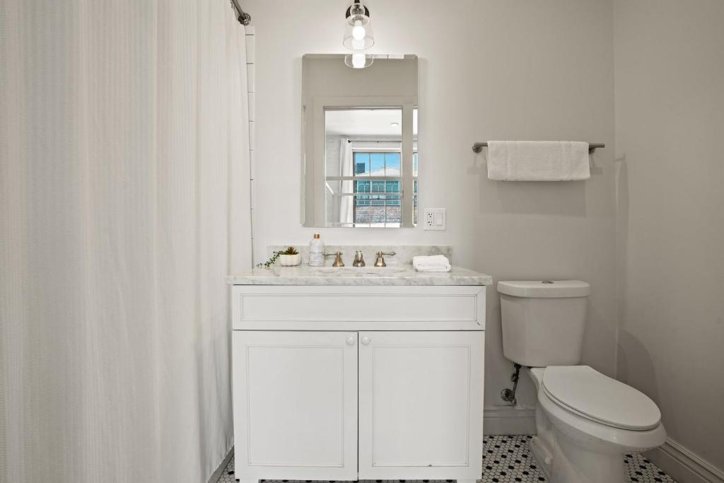 Charming Cbd 4br On Gravier Near Jazz & Dining的一间浴室