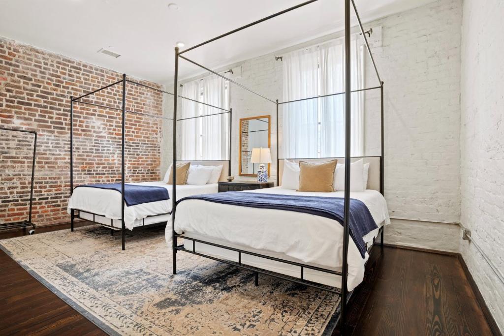 Charming Cbd 4br On Gravier Near Jazz & Dining客房内的一张或多张床位