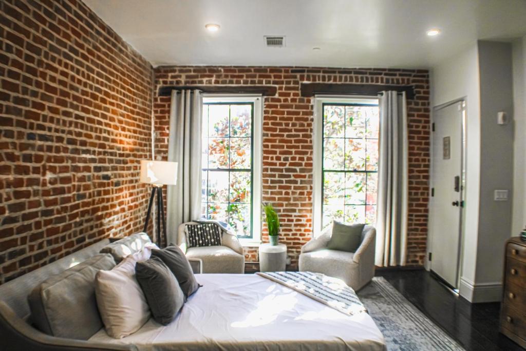 Charming Cbd 4br On Gravier Near Jazz & Dining的休息区