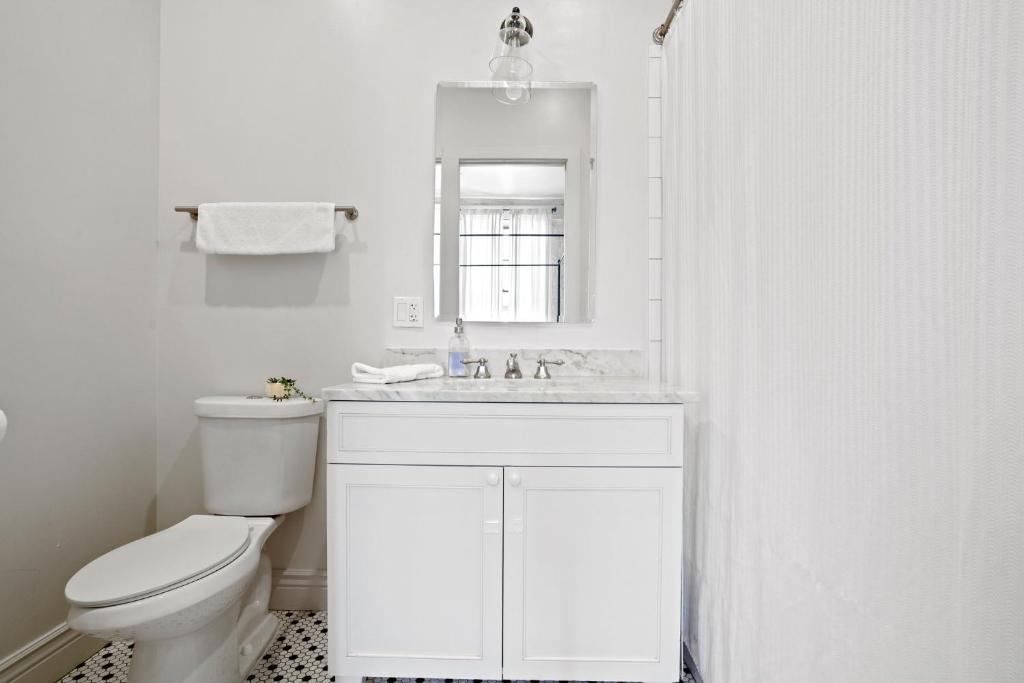 Charming Cbd 4br On Gravier Near Jazz & Dining的一间浴室
