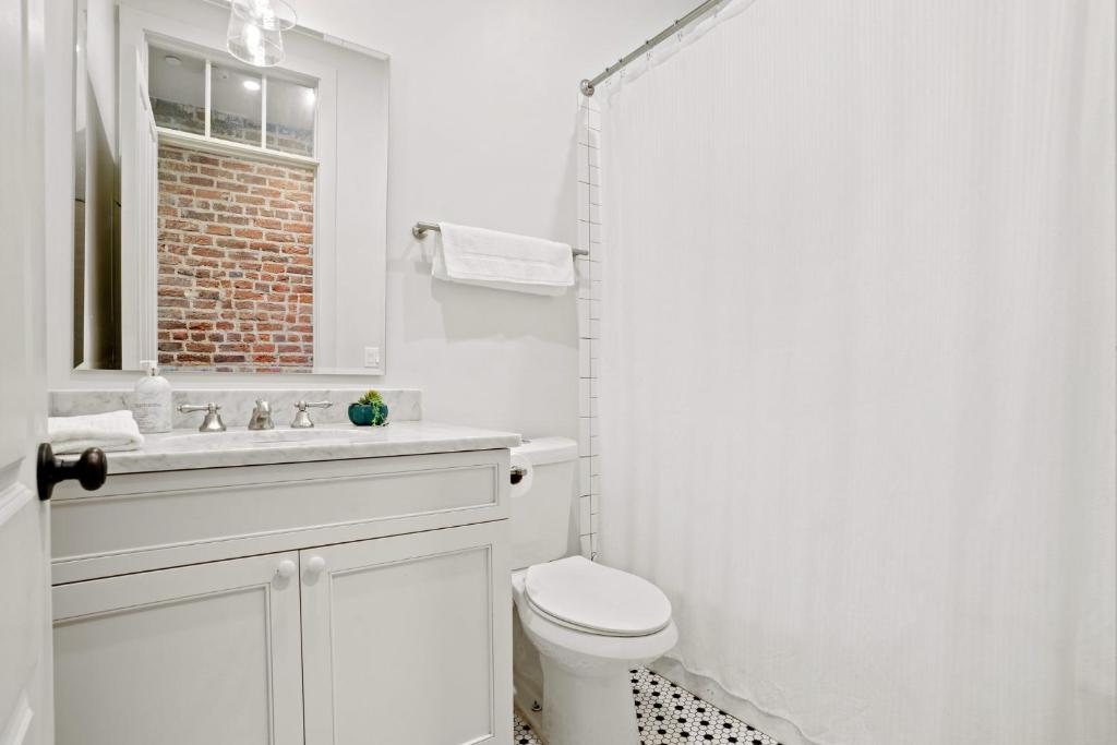 Charming Cbd 4br On Gravier Near Jazz & Dining的一间浴室