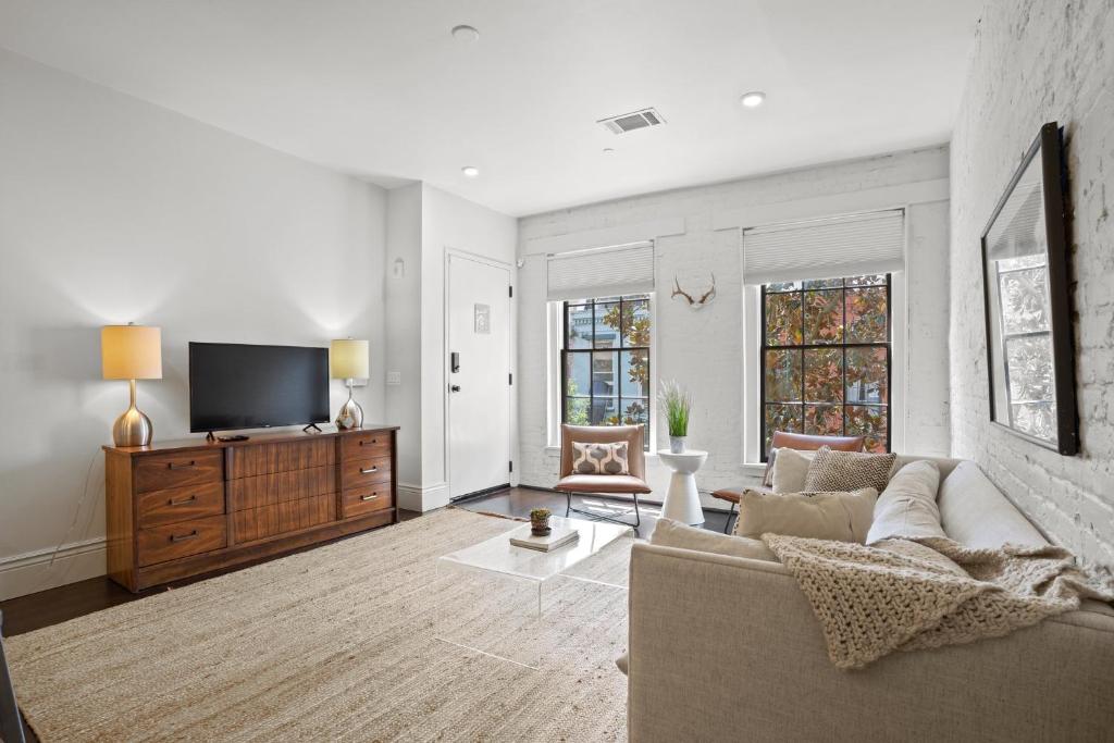 新奥尔良Charming Cbd 4br On Gravier Near Jazz & Dining的带沙发和平面电视的客厅
