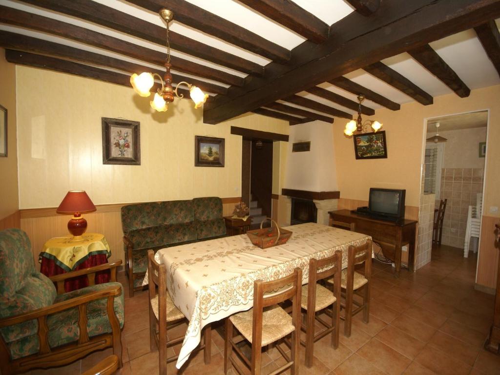 un salon avec une table, des chaises et une télévision dans l'établissement Holiday Home in Faverolles with Heated Pool, cleaning included, à Les Pégués