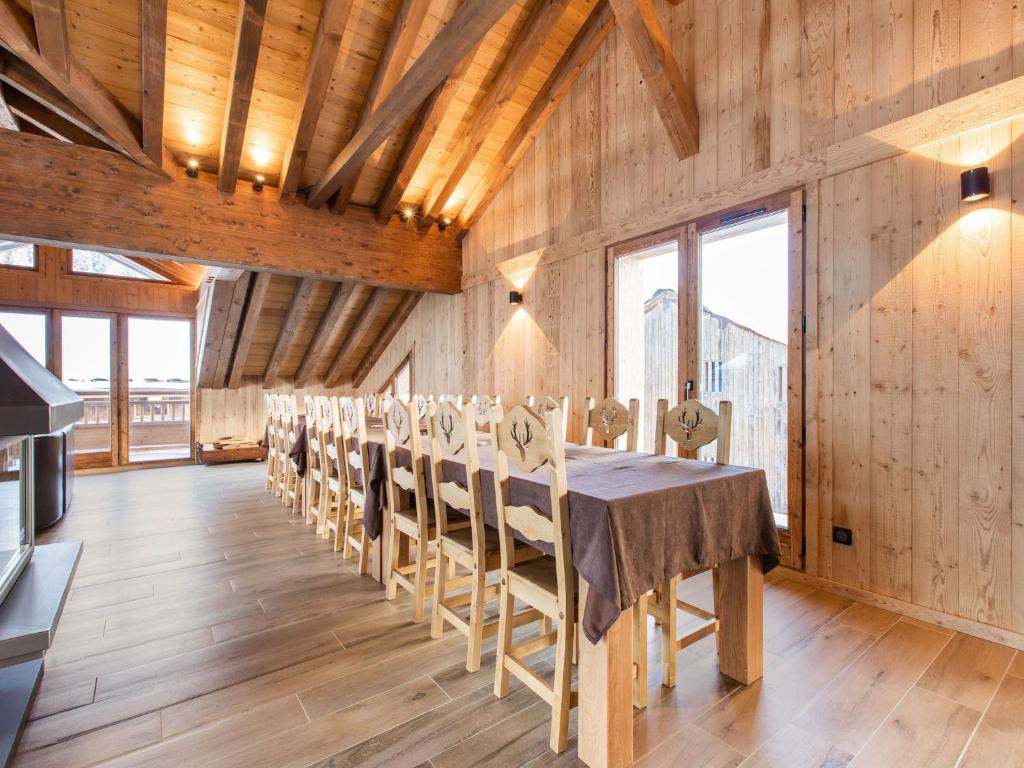une salle à manger avec une table et des chaises dans l'établissement Vanoise Chalet in Prime Location, cleaning included, à Champagny-en-Vanoise