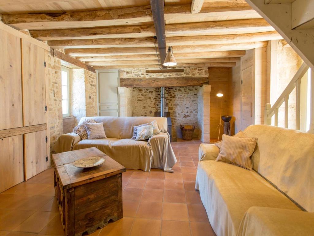 un salon avec deux canapés et une table dans l'établissement Holiday Home in Loubejac with Bubble Bath, cleaning included, à Loubejac