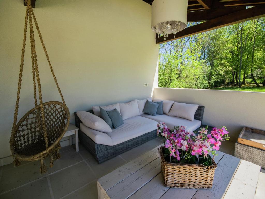- un salon avec un canapé et une balançoire dans l'établissement Holiday Home in Buzon with Private Pool, cleaning included, à Buzon