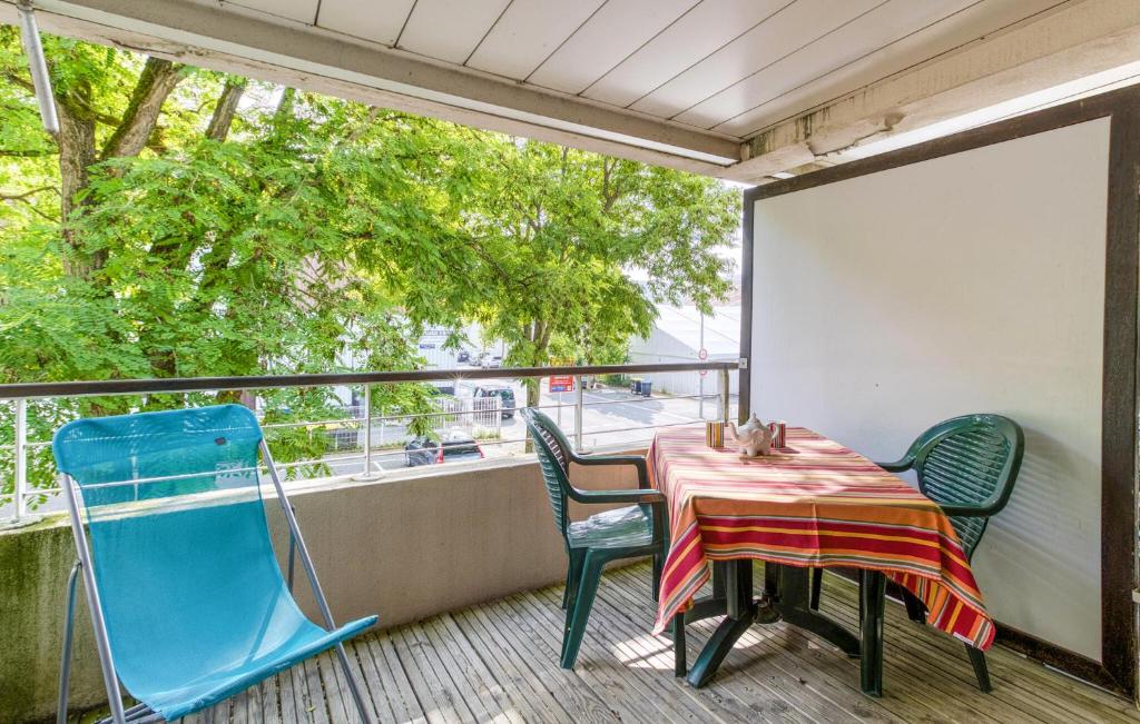 ein Tisch und Stühle auf einem Balkon mit Fenster in der Unterkunft Amazing Apartment In La Rochelle With Wifi in La Rochelle