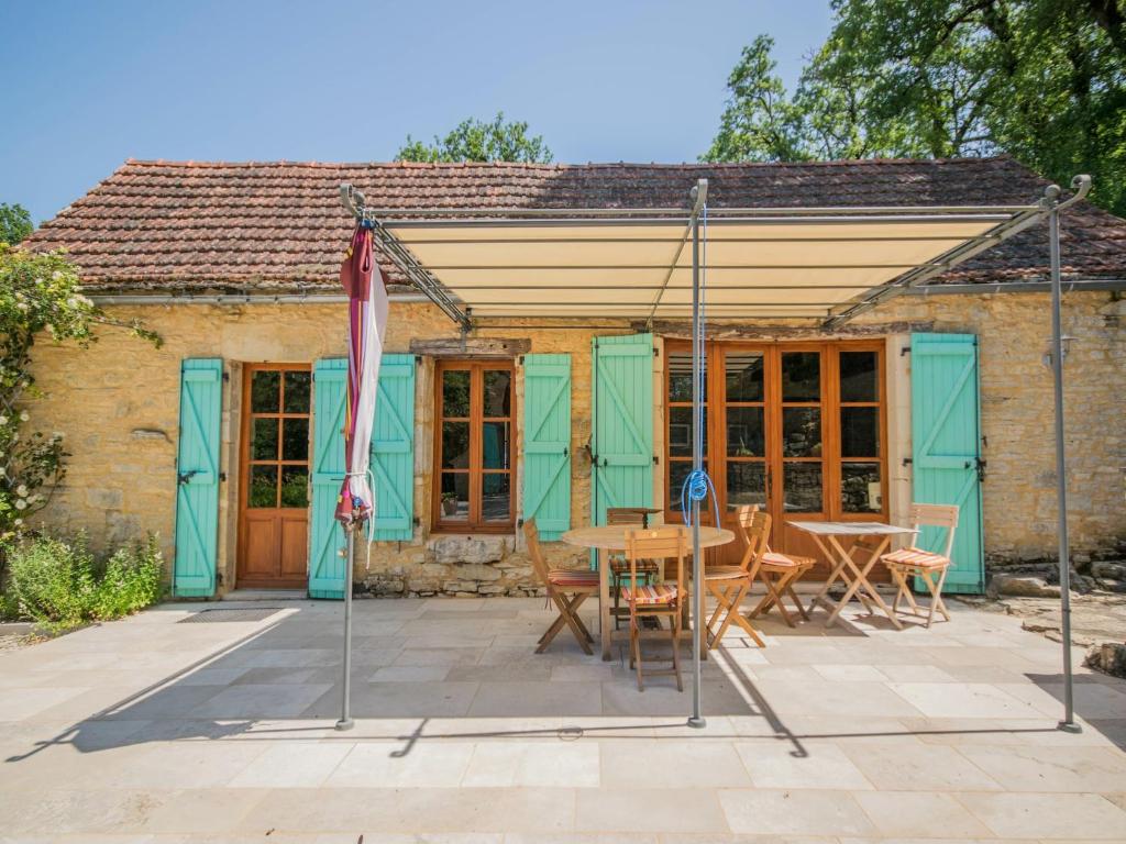 une maison avec une table et des chaises devant dans l'établissement Mansion in Lavercantière with Pool, cleaning included, à Lavercantière