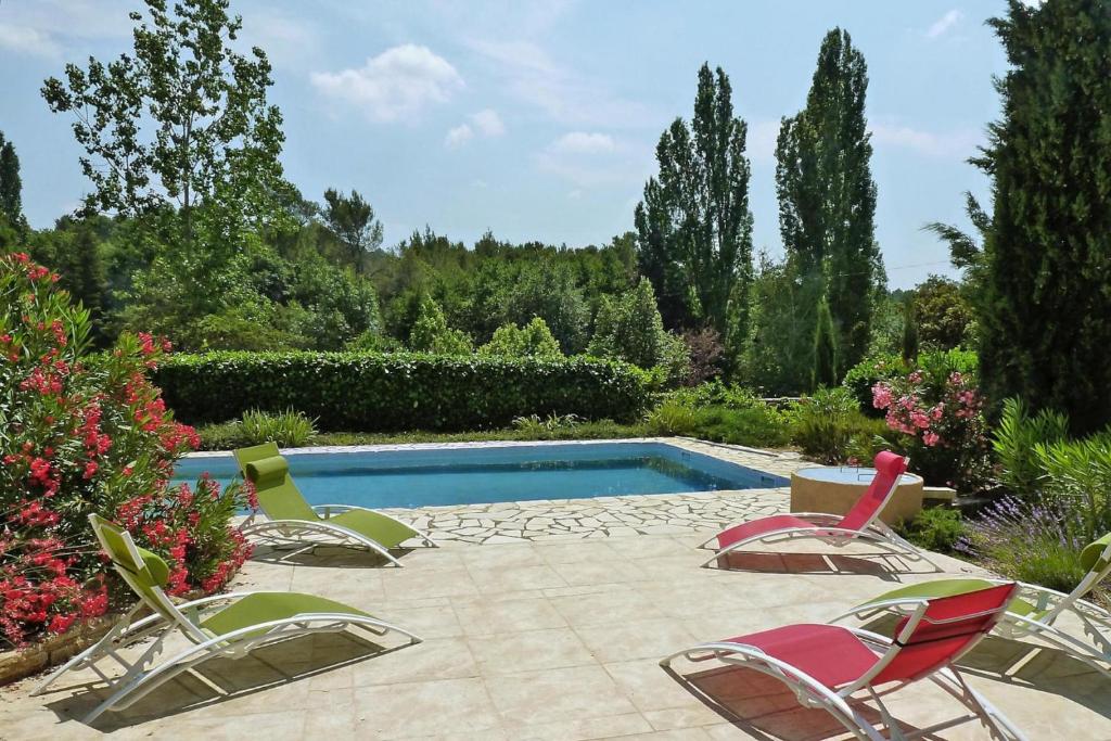 un patio avec des chaises et une piscine dans l'établissement holiday home in Puyméras with garden, cleaning included, à Puyméras