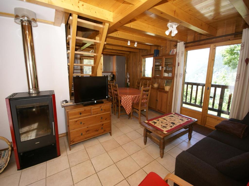 un salon avec une cheminée et une télévision dans l'établissement Les Houches Chalet with Garage, cleaning included, aux Houches