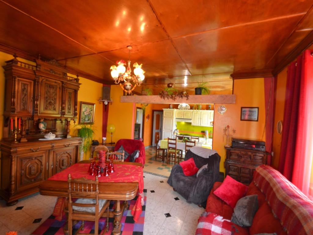 un salon avec une table et une salle à manger dans l'établissement House in Bordeaux near Wine Regions, cleaning included, à Camiran