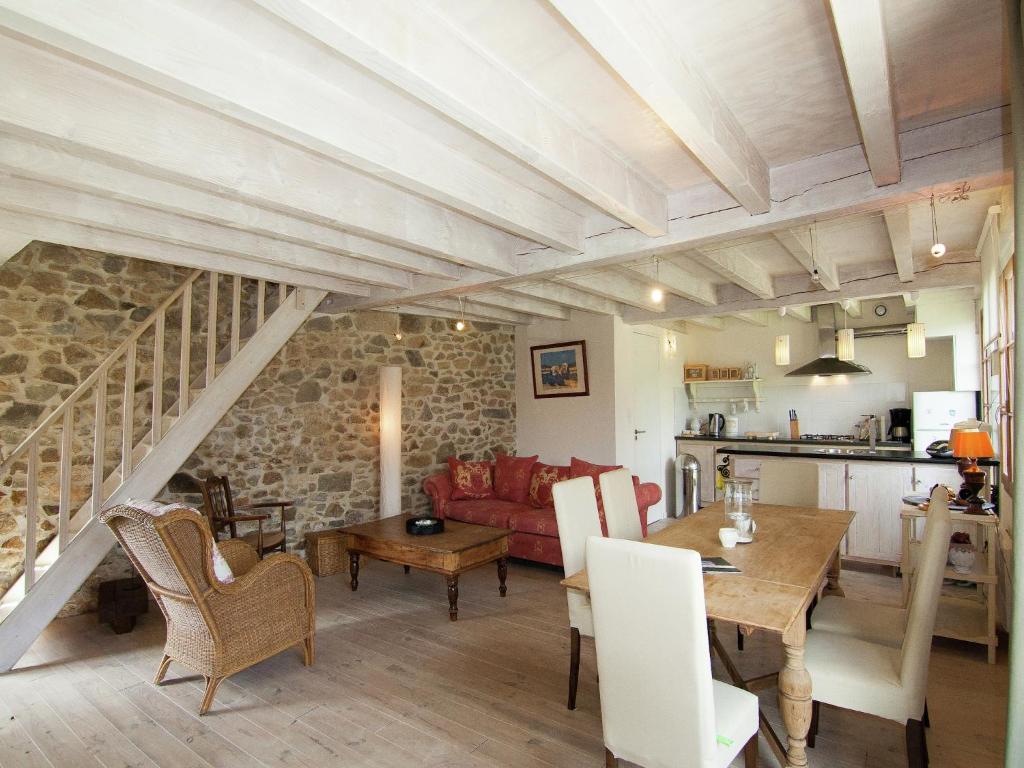un salon avec un canapé rouge et une table dans l'établissement Cottage in France with Private Terrace, cleaning included, à Roussines