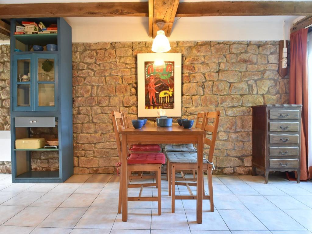 une table et des chaises dans une pièce avec un mur en pierre dans l'établissement Holiday Home in Saizy with Stargazing Garden, cleaning included, 