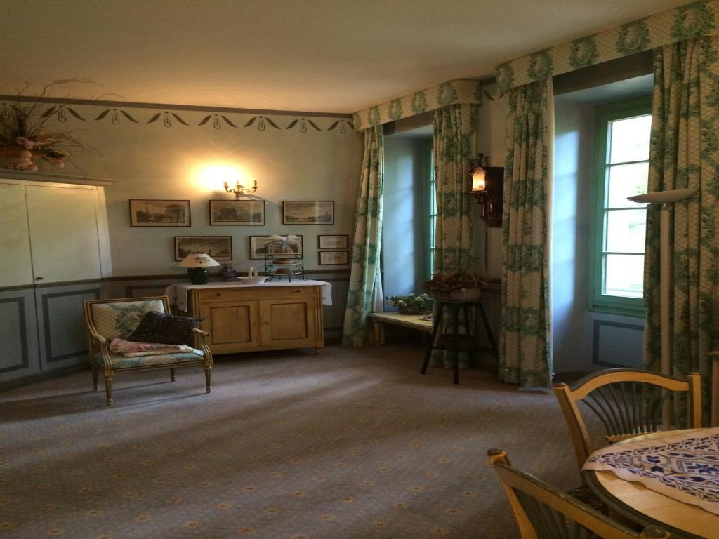 un salon avec une chaise et un lavabo dedans dans l'établissement Villa in Montbrun near Lake and Sea, cleaning included, à Montbrun-les-Bains