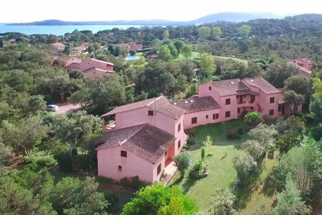 - une vue aérienne sur une grande maison rose dans l'établissement Apartment near Pinarellu Bay Beach, cleaning included, à Vardiola