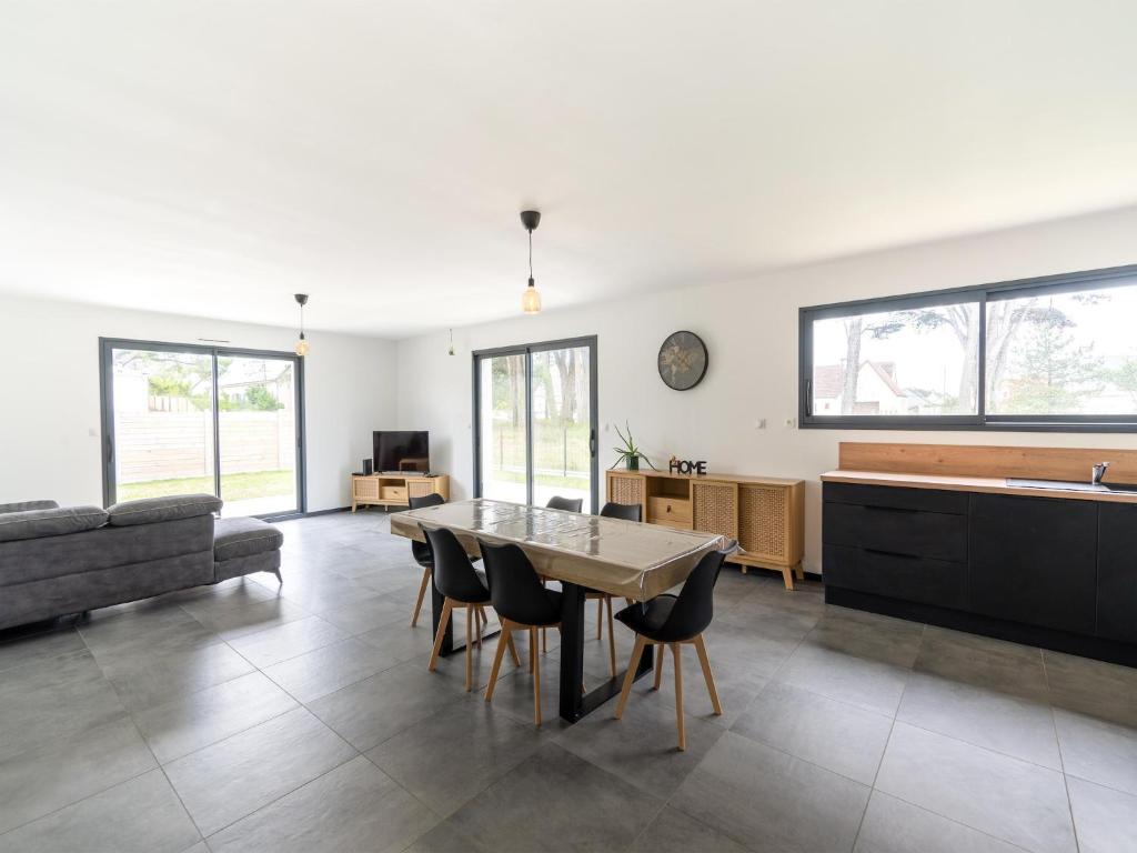 une cuisine et un salon avec une table et des chaises dans l'établissement Holiday Near Normandy Beaches, cleaning included, à Saint-Germain-sur-Ay