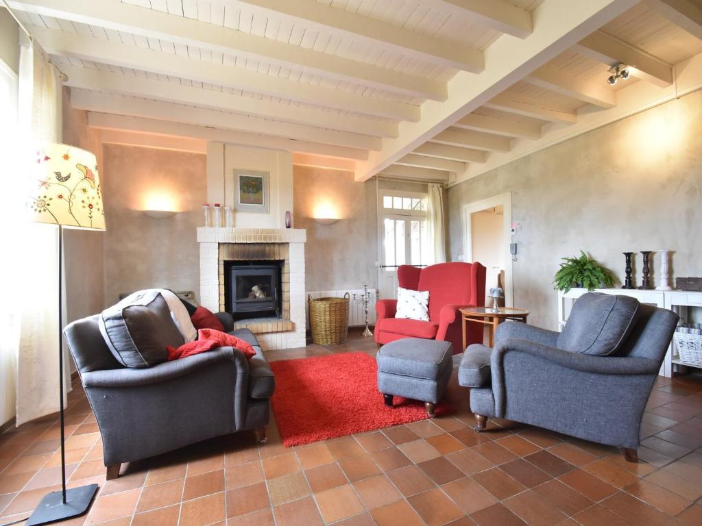 un salon avec deux chaises et une cheminée dans l'établissement Mansion in Charrin by Loire with Pool, cleaning included, à Charrin