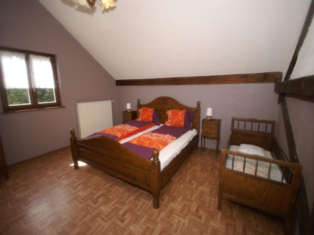 une chambre avec un grand lit et une fenêtre dans l'établissement Holiday Home in Vosges Nature Park, cleaning included, à Hanviller