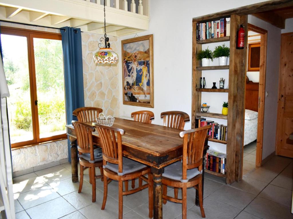 une salle à manger avec une table et des chaises en bois dans l'établissement Holiday Home in Saint-Honore near Gorges, cleaning included, à Saint-Honoré-les-Bains