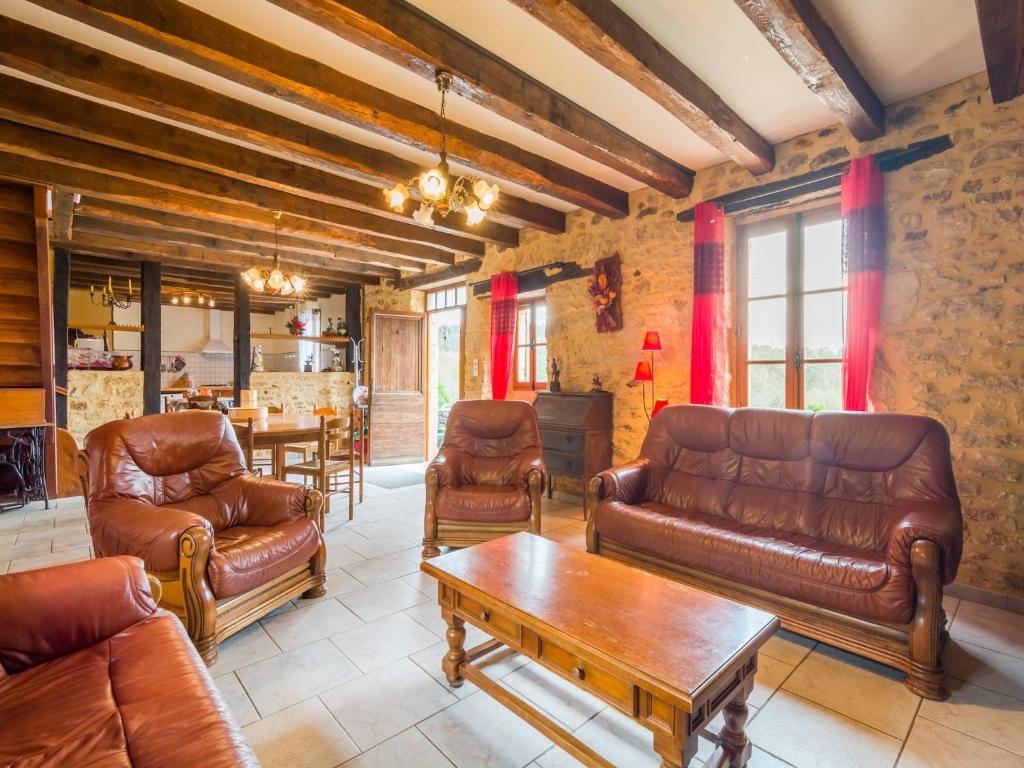 un salon avec des meubles en cuir et une table dans l'établissement Holiday Home in Blanquefort with Private Pool, cleaning included, à Blanquefort-sur-Briolance