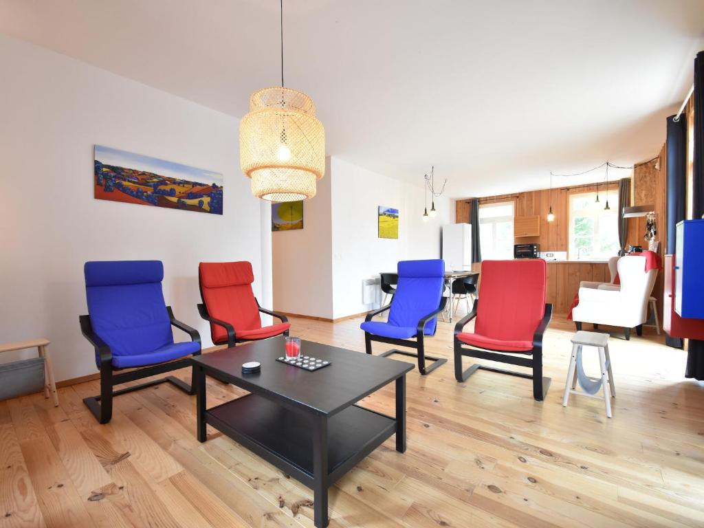 - un salon avec quatre chaises et une table dans l'établissement Mansion in Cuzy with Shared Pool, cleaning included, à Cuzy