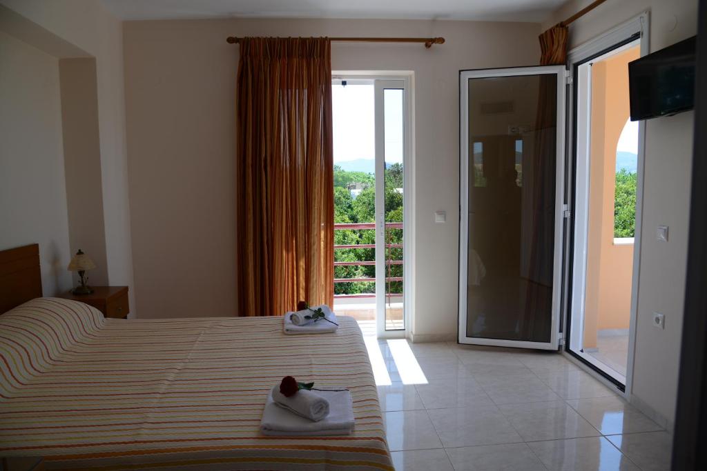 Posteľ alebo postele v izbe v ubytovaní Maria's Filoxenia Suites