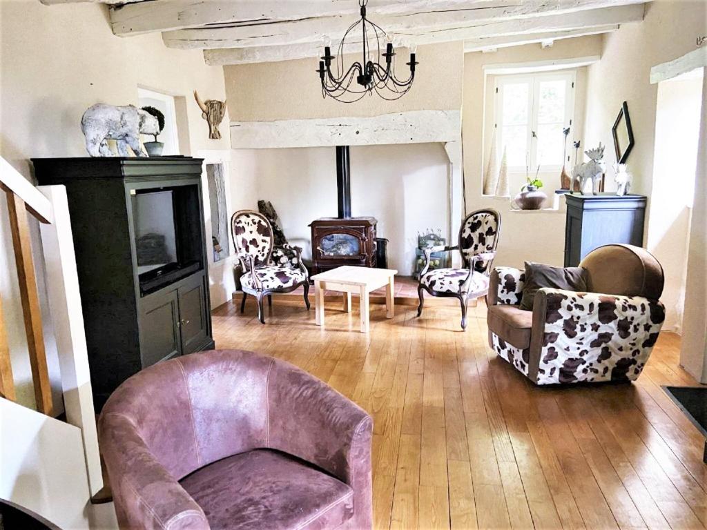un salon avec des chaises et un canapé dans l'établissement Holiday Home in Altillac with Pool and Garden, cleaning included, à Altillac