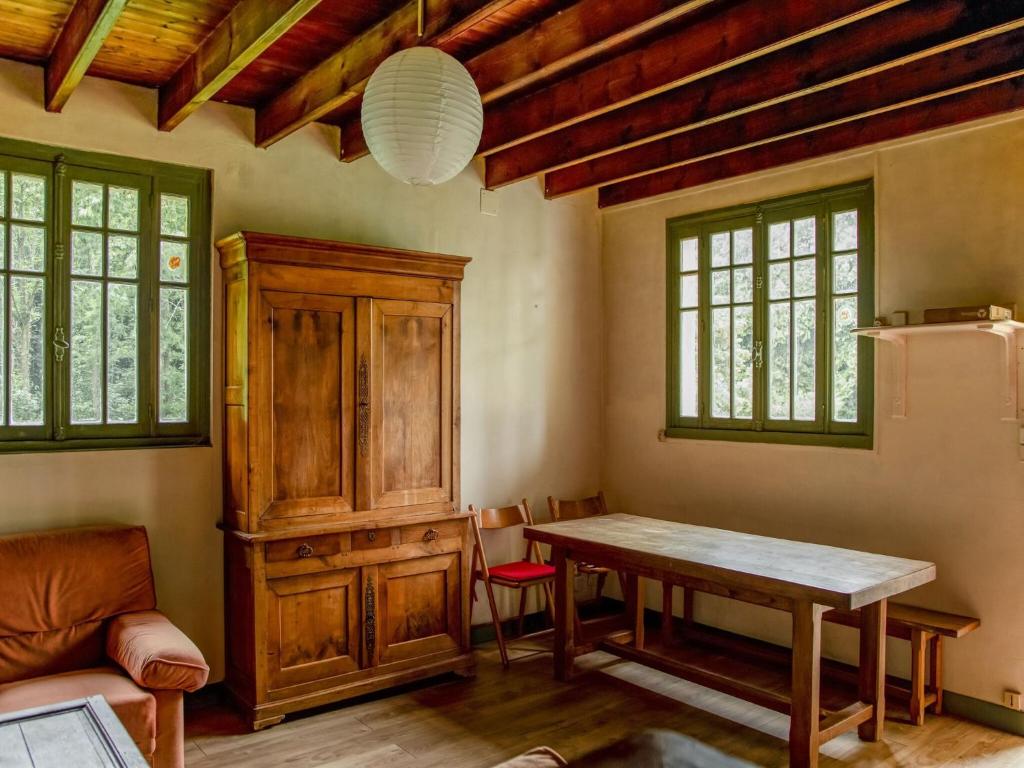 un salon avec une table et un canapé dans l'établissement Holiday home Portbail-Sur-Mer, à Port-Bail-sur-Mer