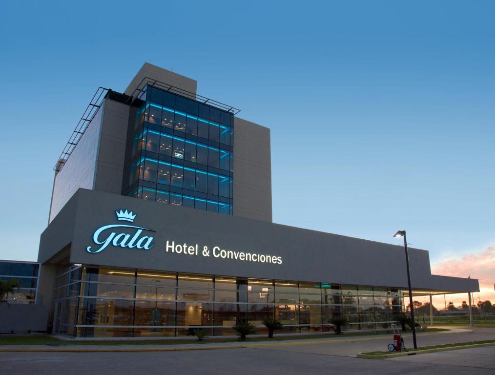 un edificio con un hotel y un cartel de comunicaciones en él en Gala Hotel y Convenciones en Resistencia