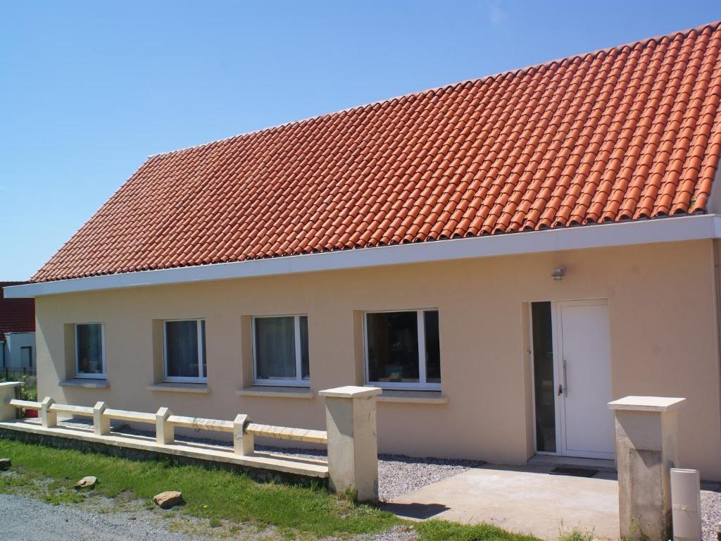 une maison avec un toit orange et une clôture dans l'établissement Holiday Home in Audresselles by Seacoast, cleaning included, à Audinghen