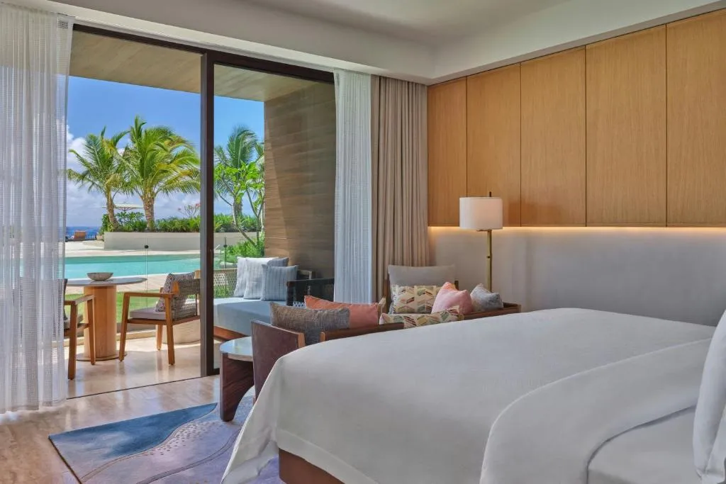 Deluxe King Room Pool side