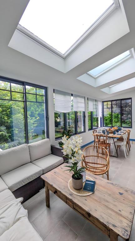 un salon avec un canapé et une table dans l'établissement Villa des Jardins, maison familiale 14 personnes proche plage, à Villers-sur-Mer