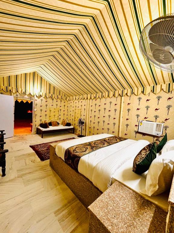 Postel nebo postele na pokoji v ubytování Jaisalmer Sand Dunes Luxury Camp And Resort